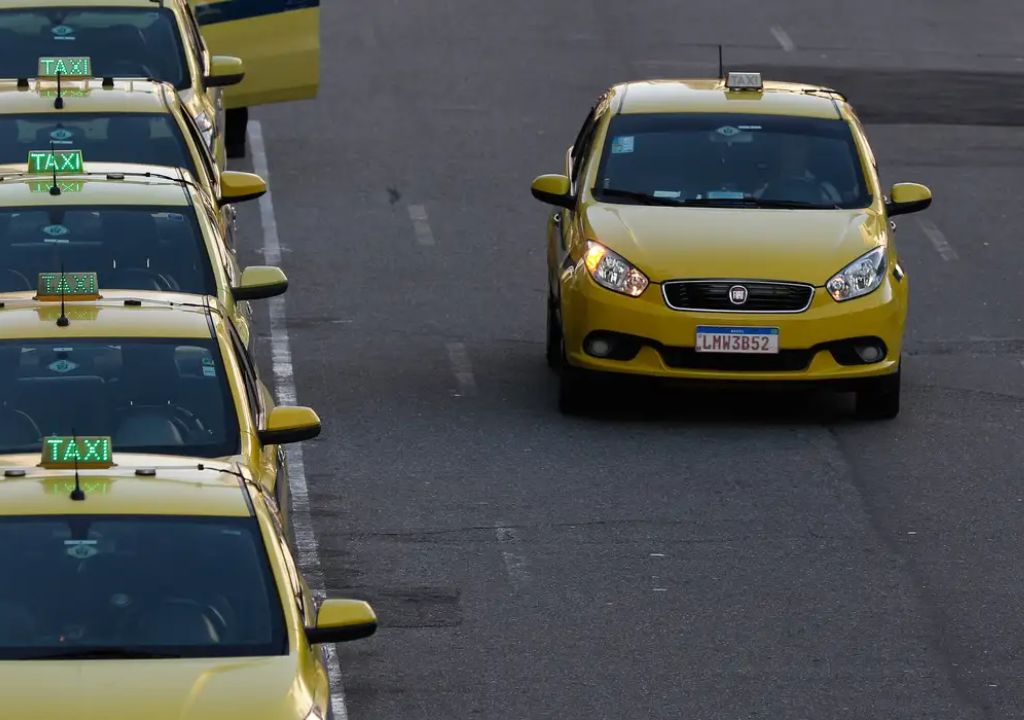 Motorista de aplicativo dirigindo veículo em cidade brasileira