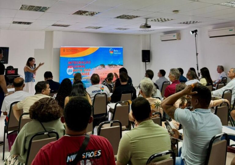 Participantes do Seminário Regional da Rota das Falésias em Canoa Quebrada, no Ceará