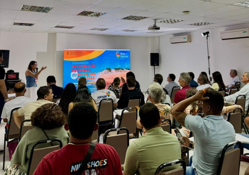 Participantes do Seminário Regional da Rota das Falésias em Canoa Quebrada, no Ceará