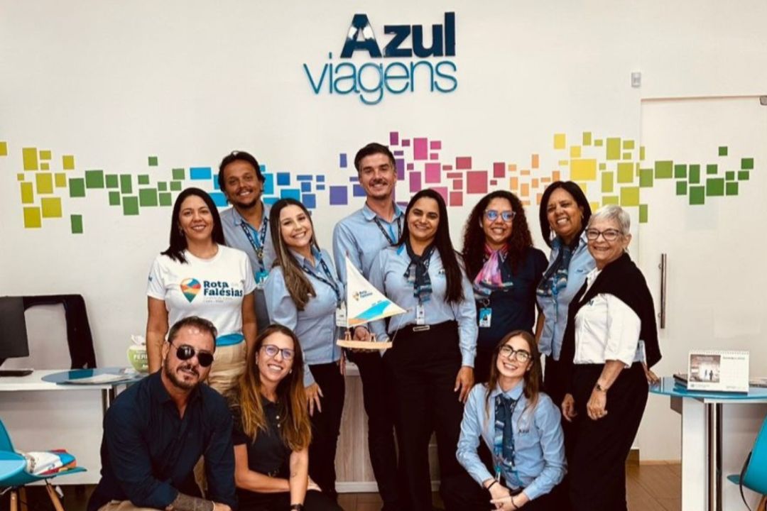 Representantes da Rota das Falésias e da Azul Viagens apresentam atrativos turísticos do litoral leste do Ceará a agentes de viagens em Minas Gerais.