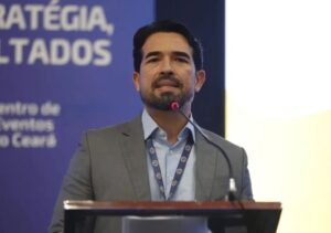 Presidente do TCE Ceará, Rholden Queiroz, durante palestra sobre tecnologia e inteligência artificial na gestão pública.