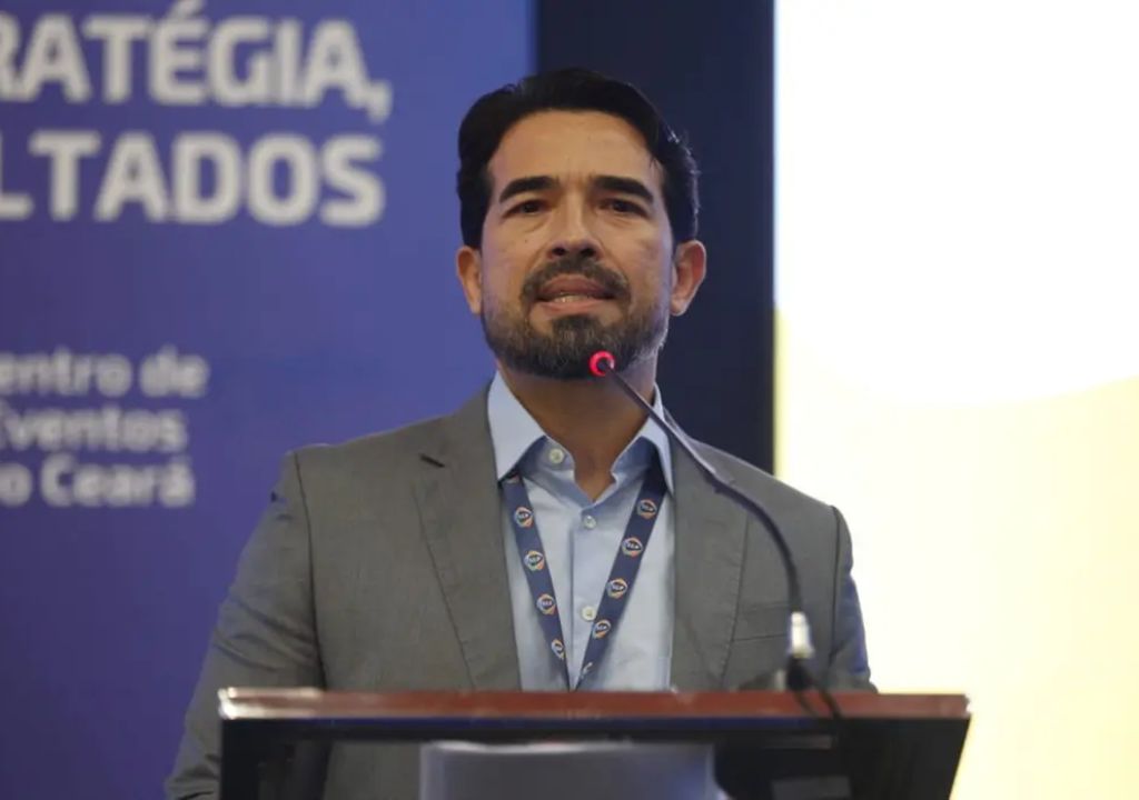 Presidente do TCE Ceará, Rholden Queiroz, durante palestra sobre tecnologia e inteligência artificial na gestão pública.