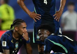 Raphinha deixa o campo lesionado durante partida da Seleção Brasileira na Copa do Mundo de 2026
