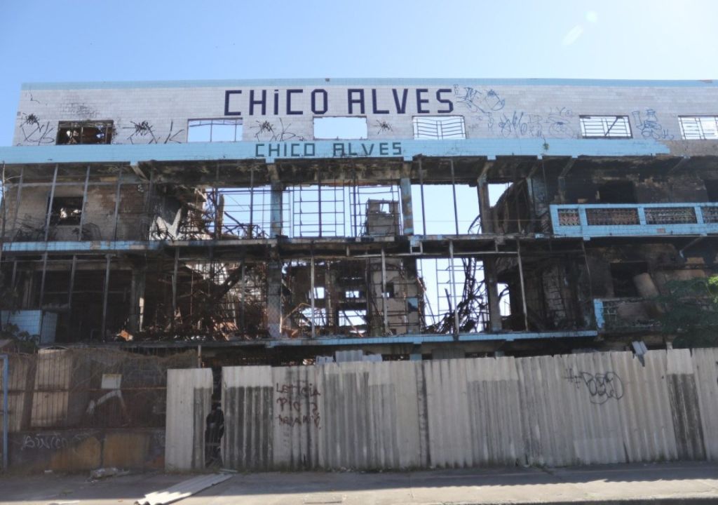 Fachada da Sucata do Chico Alves, espaço cultural interditado em Fortaleza após incêndio.