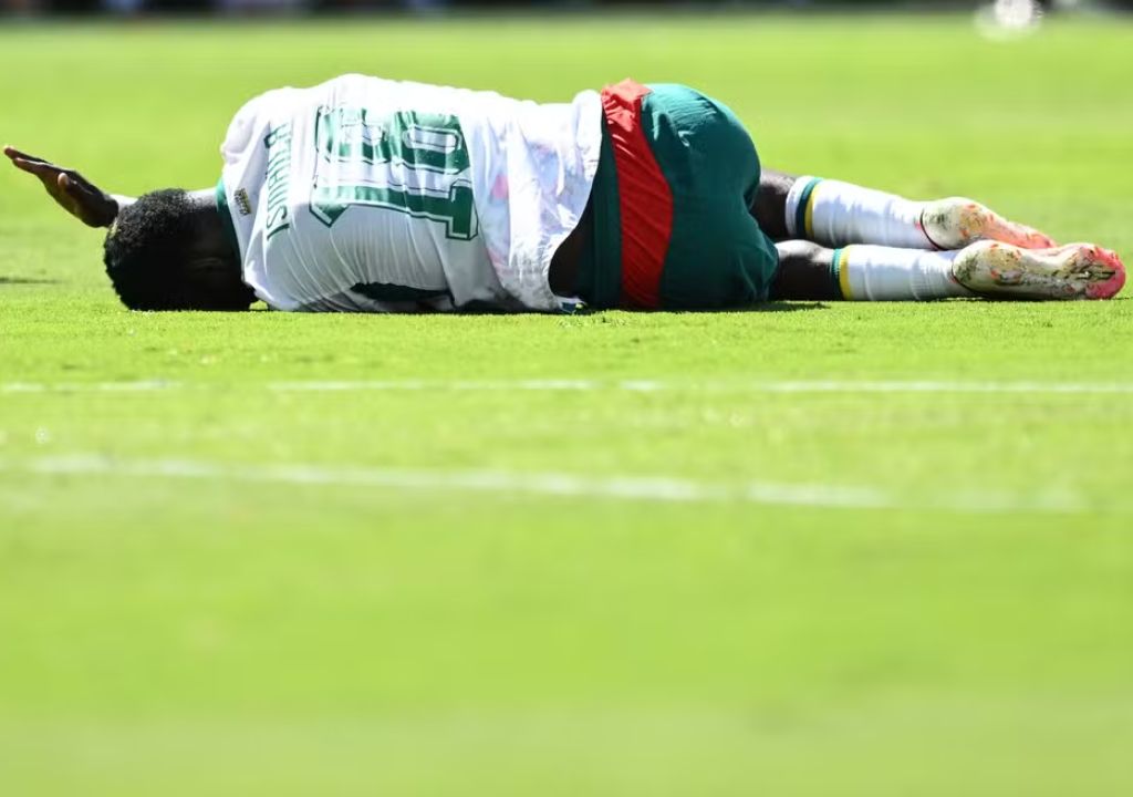 Nova regra da FIFA na Copa do Mundo determina que jogadores atendidos em campo fiquem um minuto fora após reinício da partida.