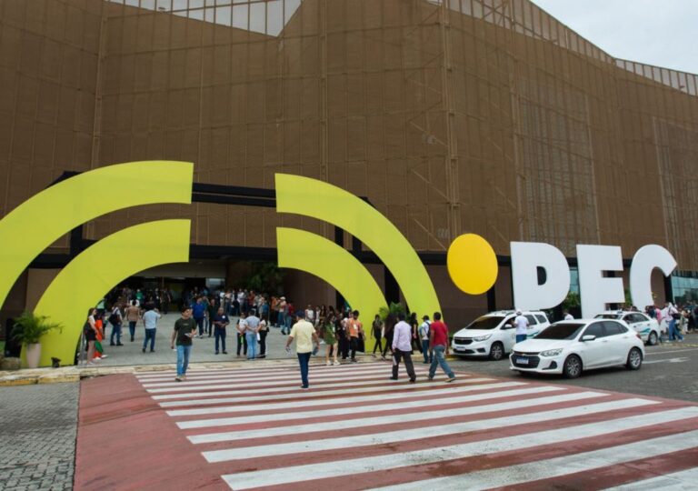 Feira agropecuária PEC Brasil reúne visitantes no Centro de Eventos do Ceará em Fortaleza.
