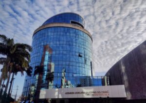 Estudantes participam da posse simbólica do Parlamento Jovem na Assembleia Legislativa do Ceará.