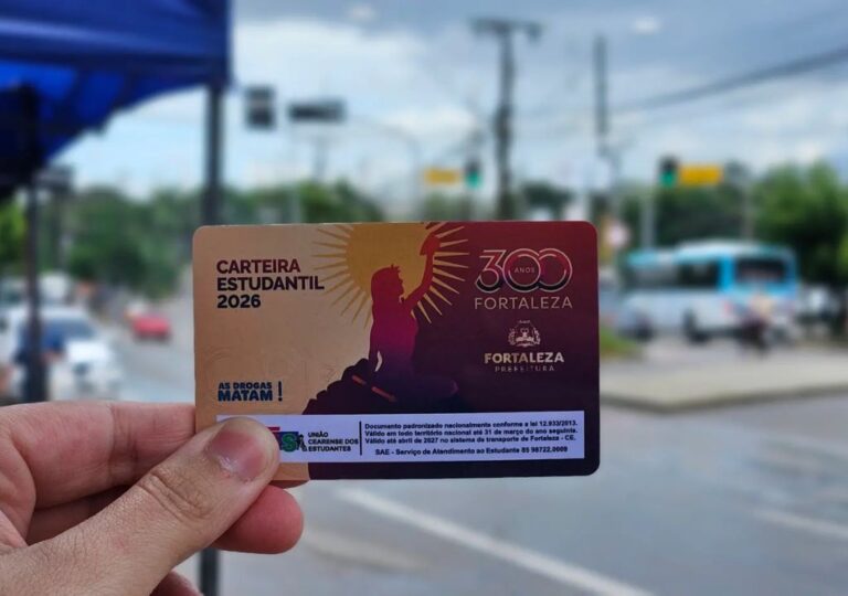 Evandro Leitão sanciona o Passe Livre Todo Dia para estudantes em Fortaleza.