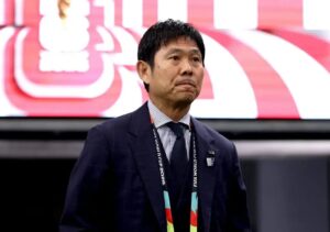Técnico da seleção do Japão durante entrevista antes do jogo contra o Brasil na Copa do Mundo.