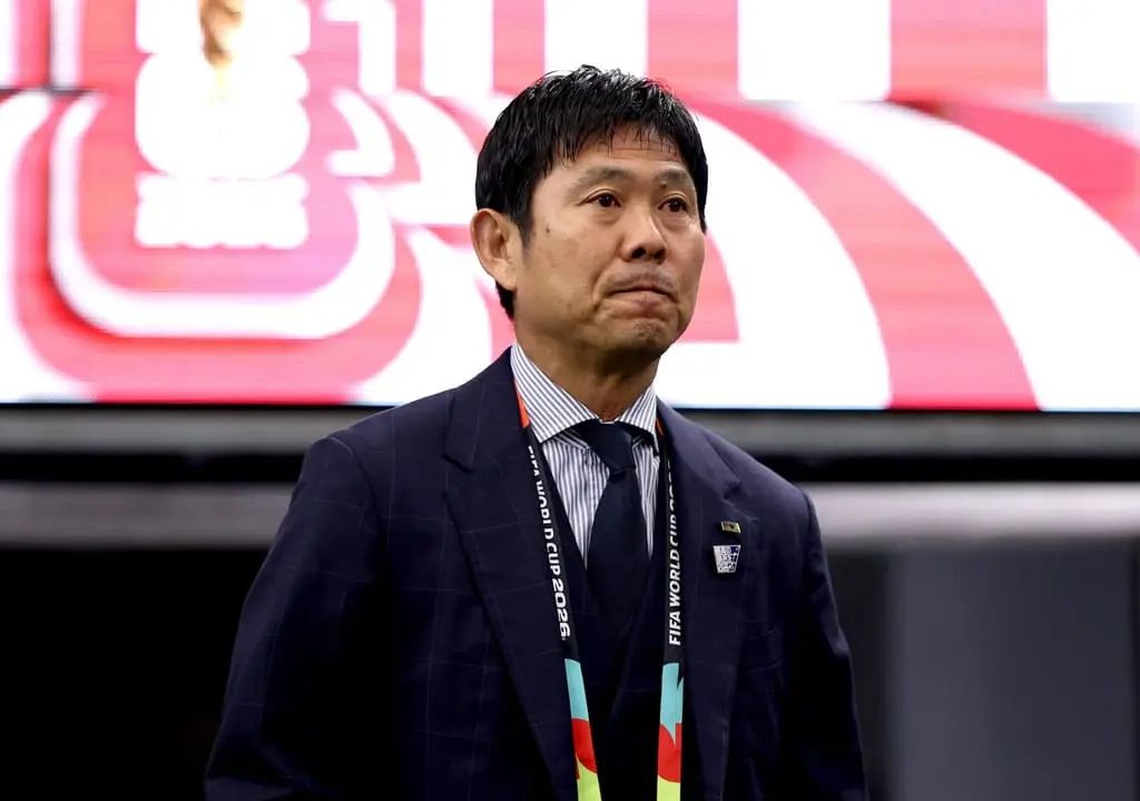 Técnico da seleção do Japão durante entrevista antes do jogo contra o Brasil na Copa do Mundo.