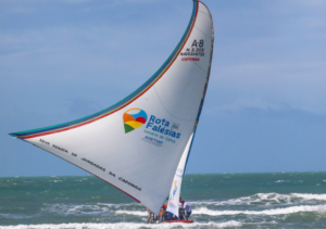 Jangadas coloridas na Regata da Caponga, em Cascavel, Ceará