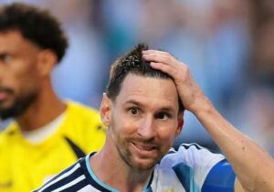 Lionel Messi comemora a classificação da Argentina após vitória sobre Cabo Verde na Copa do Mundo.