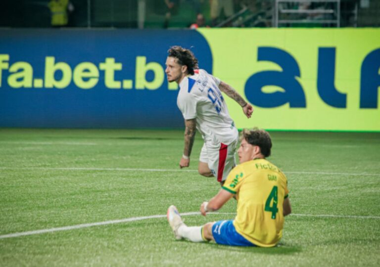 Jogadores do Fortaleza durante partida antes da venda do mando contra o Palmeiras.