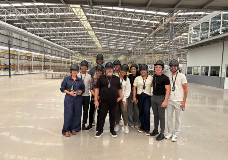 Arquitetos e designers participam de visita técnica promovida pela Acal Conceito na fábrica da Biancogres.