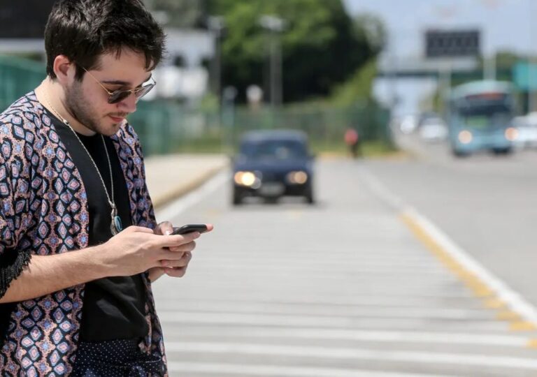 Motociclista parceiro da Uber Moto utiliza aplicativo após mudança no modelo de cobrança em Fortaleza.