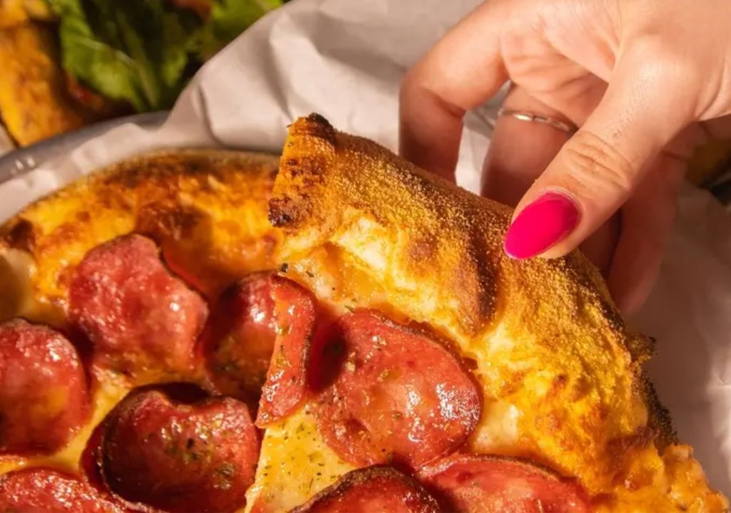 Pizza de calabresa, sabor mais pedido no Ceará, durante celebração do Dia da Pizza.
