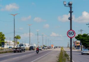 Fotossensor instalado às margens da BR-116, entre Fortaleza e Horizonte.