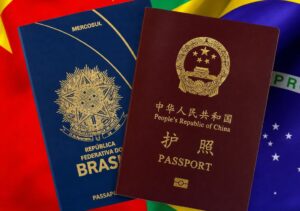 Empresários brasileiros e chineses negociam após isenção de visto para viagens de negócios.