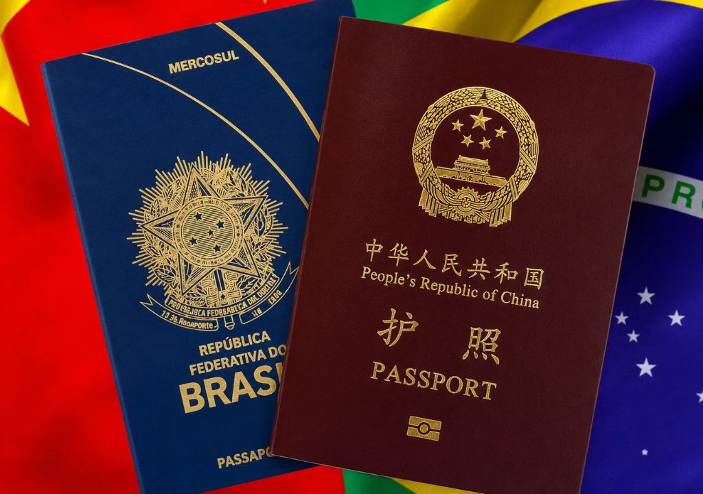 Empresários brasileiros e chineses negociam após isenção de visto para viagens de negócios.