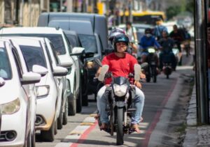 Veículos novos expostos em concessionária durante crescimento das vendas no Ceará em 2026.