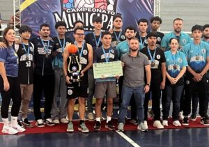 Famílias recebem homenagem durante cerimônia que declarou o Basquete Juazeiro campeão após tragédia na CE-187.
