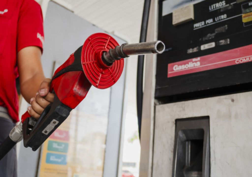 Motorista abastece veículo em posto de combustíveis após queda nos preços da gasolina, etanol e diesel no Ceará, segundo levantamento da ANP.