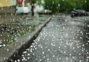 Nuvens carregadas provocam tempestades com chuva intensa, ventos fortes e granizo em municípios do Rio Grande do Sul.