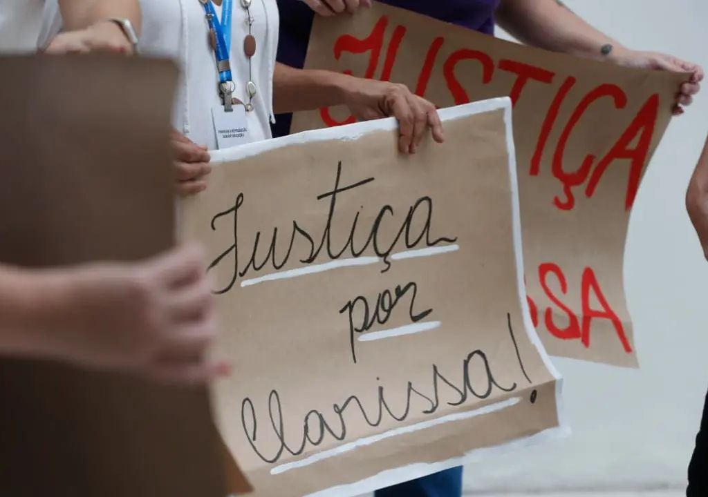 Julgamento do Caso Clarissa é interrompido após réu passar mal durante sessão no Fórum Clóvis Beviláqua.
