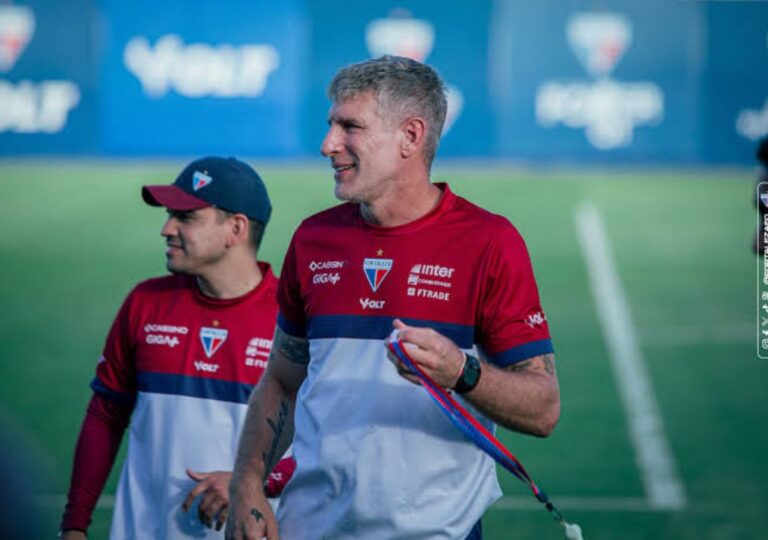 Técnico argentino Martín Palermo comandando o Fortaleza durante a Série A de 2025