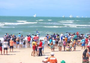 Lançamento da 28ª Regata da Caponga será realizado em clima de luau na Praia do Balbino, em Cascavel.