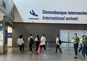 Atendimento a passageiros em aeroporto após ações do Decon contra companhias aéreas por práticas abusivas.