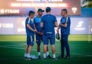 Jogadores do Fortaleza durante preparação para partida da Série B