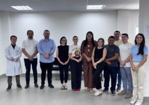 Profissional de saúde participa de simulação clínica com realidade virtual no Ceará
