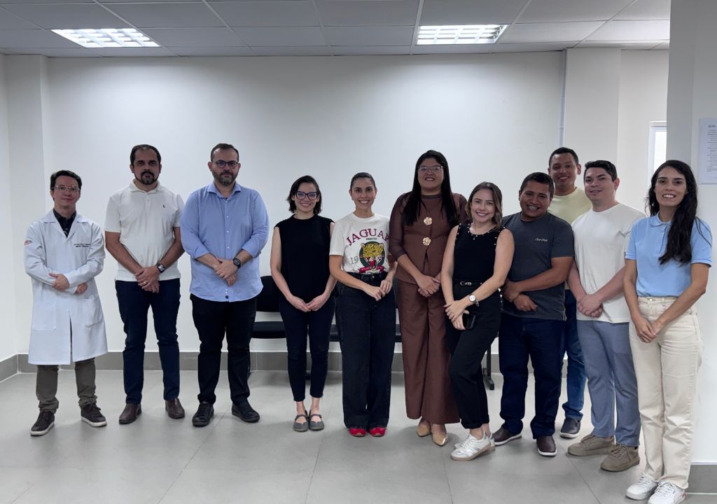 Profissional de saúde participa de simulação clínica com realidade virtual no Ceará