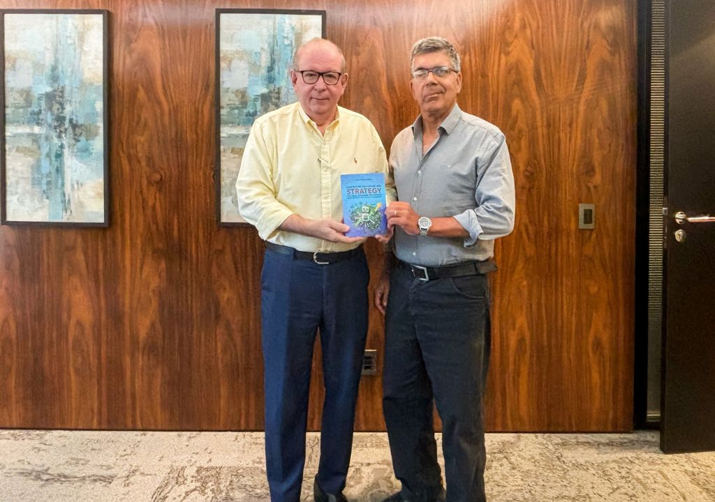Ricardo Cavalcante recebe livro sobre pequenas empresas e inteligência artificial de Lauro Chaves Neto