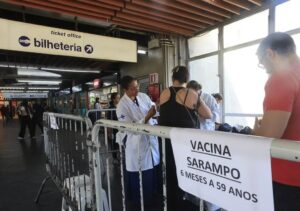 Vacinação contra o sarampo em posto de saúde