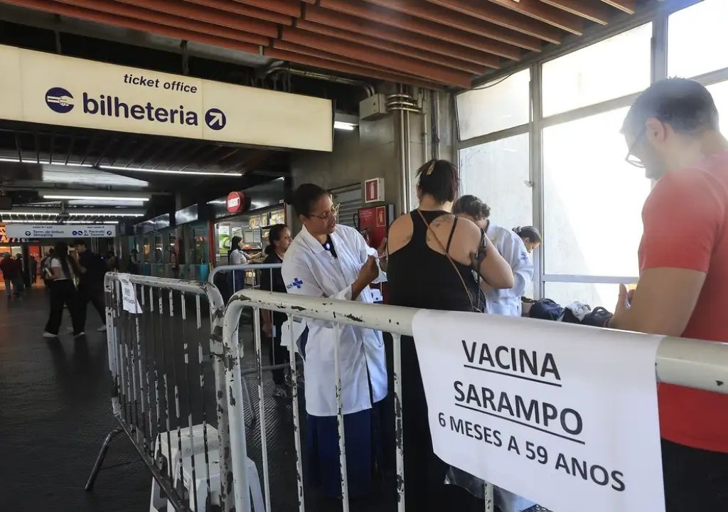 Vacinação contra o sarampo em posto de saúde