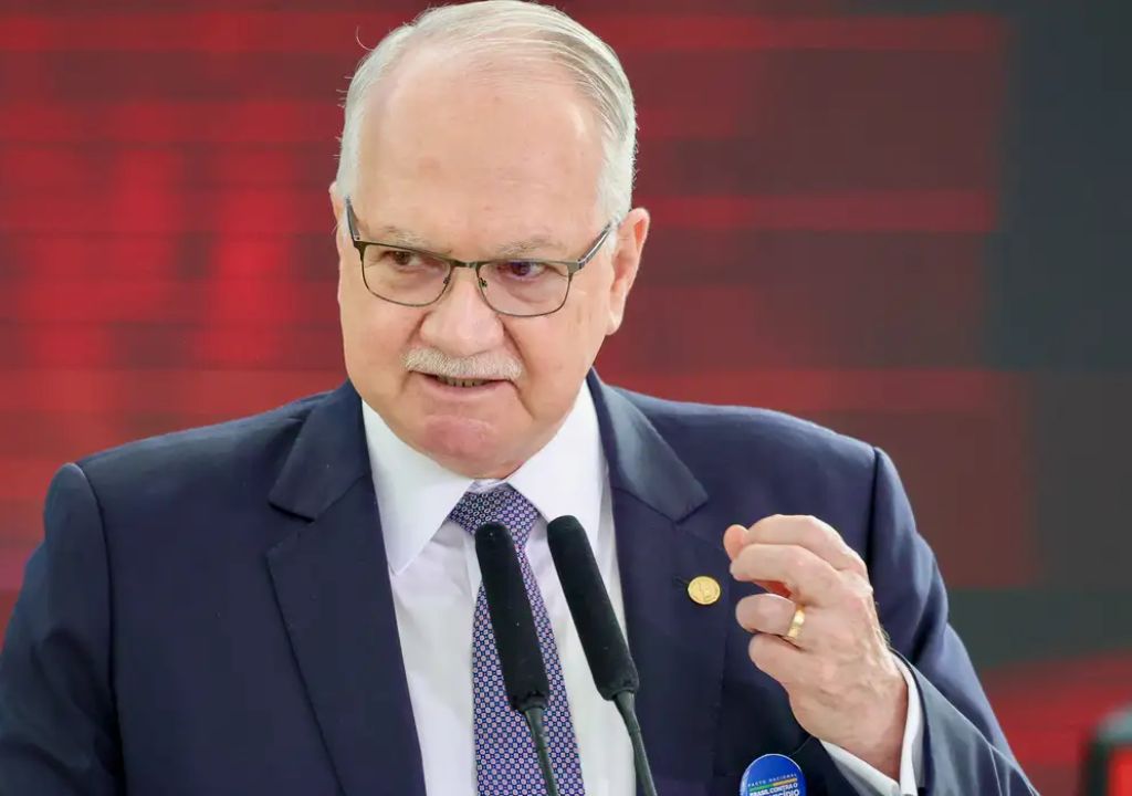 Fachin dá 5 dias para Mendonça e Gonet responderem a acusações de Moraes